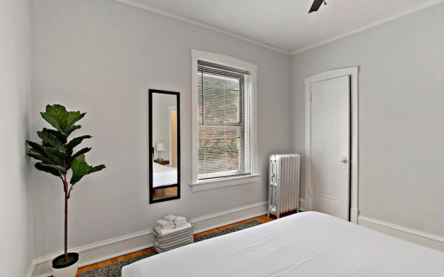 photo 4 of Deluxe 1BR Apt in a Ravenswood