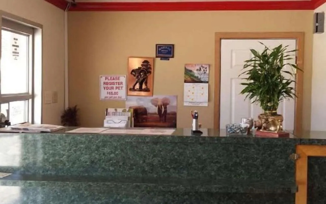 photo 2 of Deluxe Inn Motel