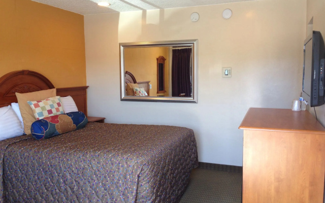 photo 2 of Deluxe Inn