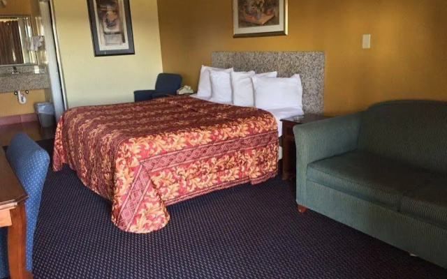 photo 3 of Deluxe Motel