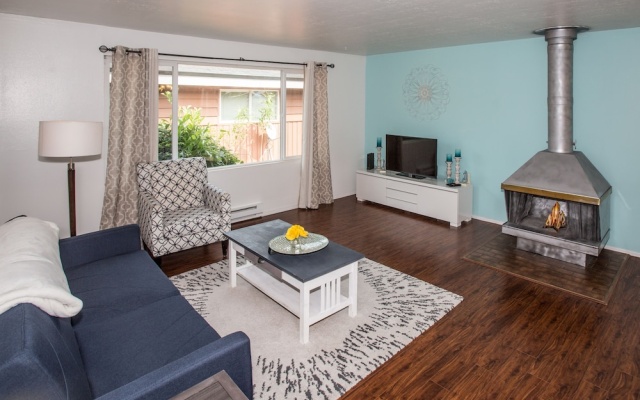 photo 4 of Deplane At Blaine - 2 Seattle Apts - Sleeps 14
