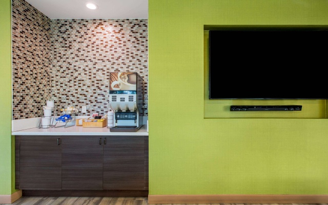 photo 3 of La Quinta Inn & Suites by Wyndham Pomona