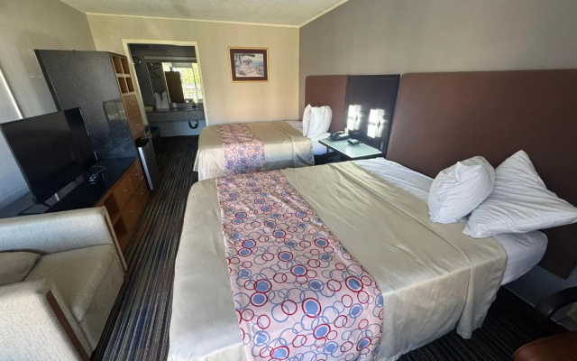 photo 2 of Discovery Inn