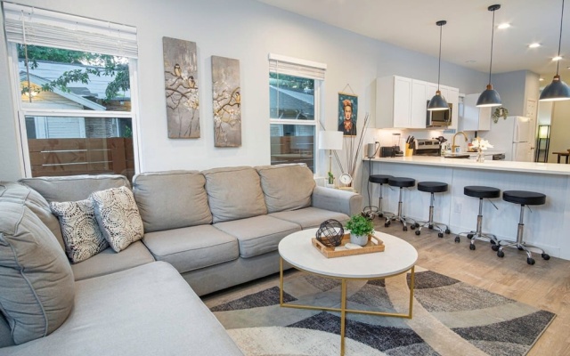 photo 2 of Don t Miss Dynamic 4BR 2BA Near Jolly Riverwalk
