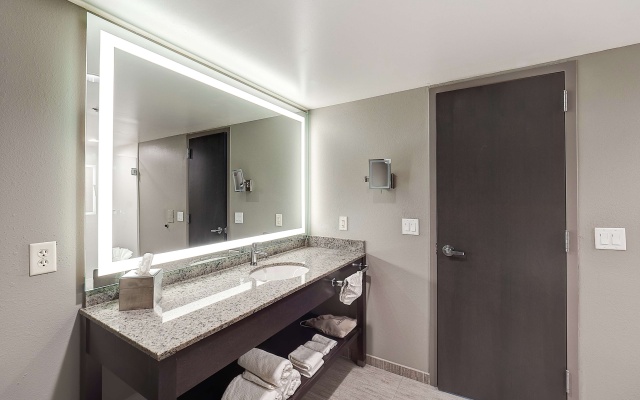 photo 4 of DoubleTree by Hilton Hotel Bloomington