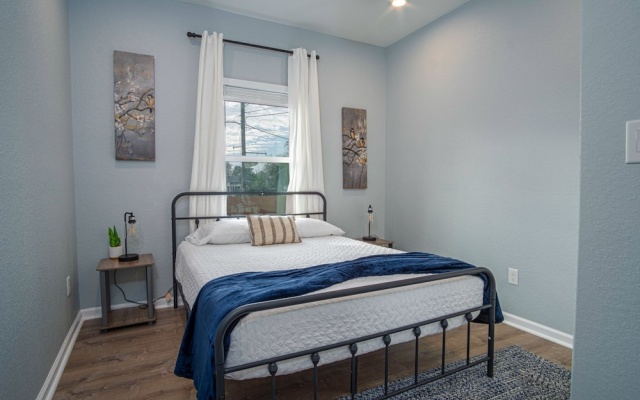 photo 2 of Downtown Dream Home Spacious 4br/2ba Sleeps 12!
