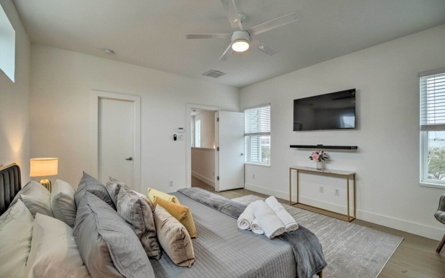 photo 3 of Downtown Houston Townhome w/ Balcony + Yard!