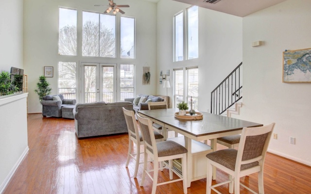 photo 4 of Downtown Houston Townhome w/ City Views!