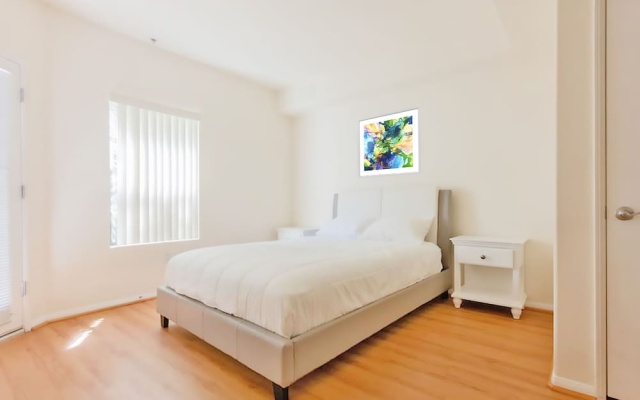 photo 4 of LAs Premier Apartments