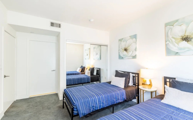 photo 2 of East West Comfort: Hollywood Walk Of Fame Apartments