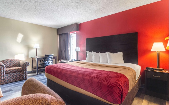 photo 3 of Econo Lodge & Suites Clarksville near Governors Square Mall