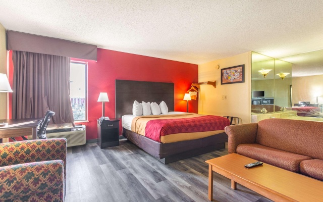 photo 4 of Econo Lodge & Suites Clarksville near Governors Square Mall