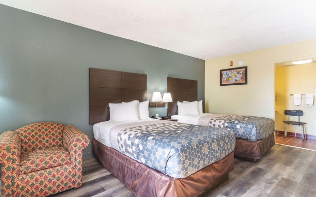 photo 5 of Econo Lodge & Suites Clarksville near Governors Square Mall
