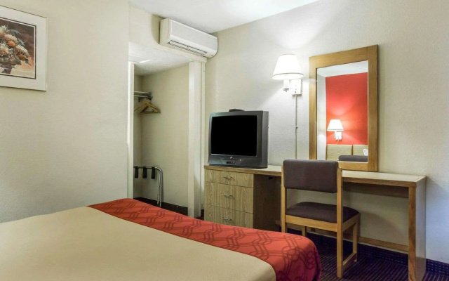 photo 4 of Econo Lodge Atlanta College Park