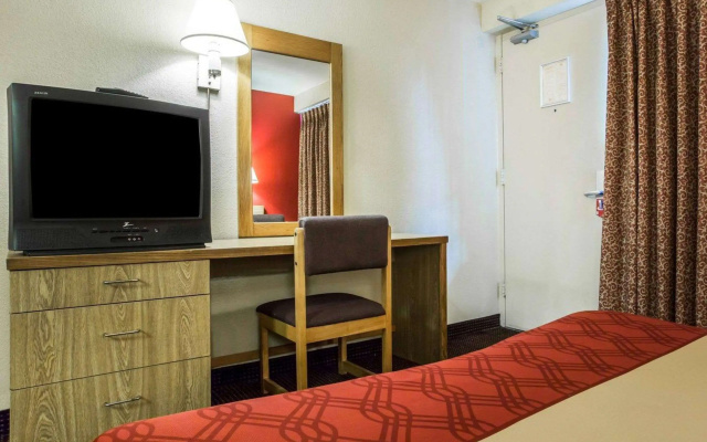 photo 5 of Econo Lodge Atlanta College Park