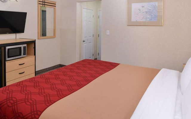 photo 3 of Econo Lodge Rochester