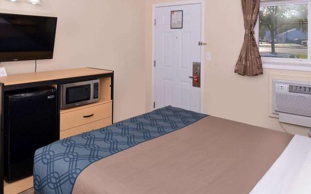 photo 4 of Econo Lodge Rochester