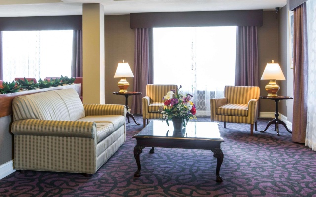 photo 3 of Econo Lodge