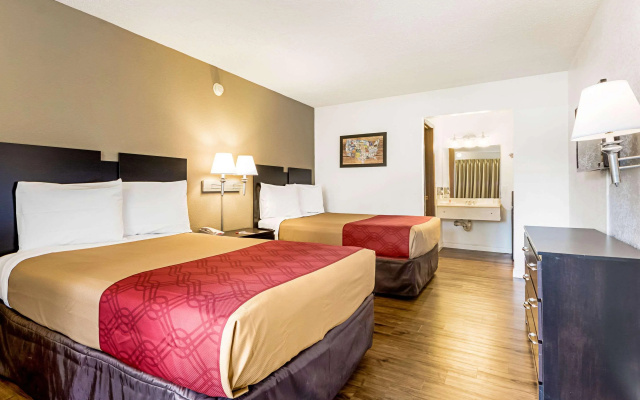 photo 3 of Econo Lodge Airport I-35 North