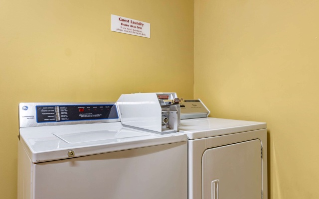 photo 3 of Econo Lodge Louisville Airport