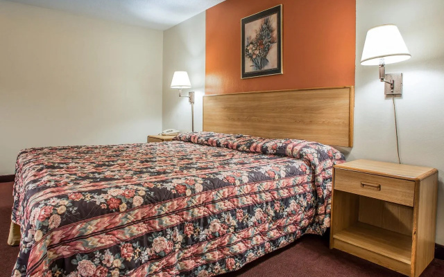 photo 3 of Econo Lodge Breezewood
