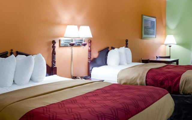 photo 3 of Econo Lodge Canton I-55