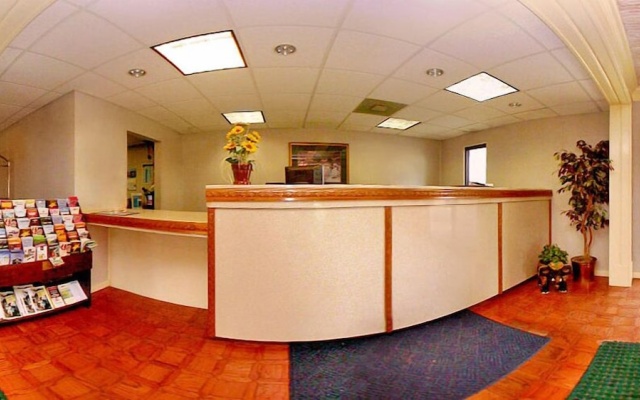 photo 2 of Econo Lodge Canton