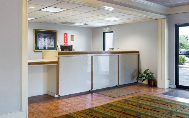photo 3 of Econo Lodge Canton