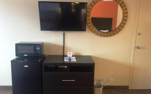 photo 4 of Econo Lodge Central