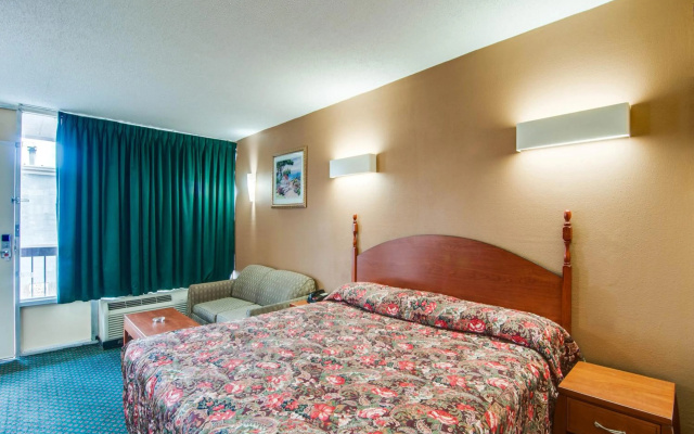 photo 4 of Econo Lodge Roanoke Civic Center