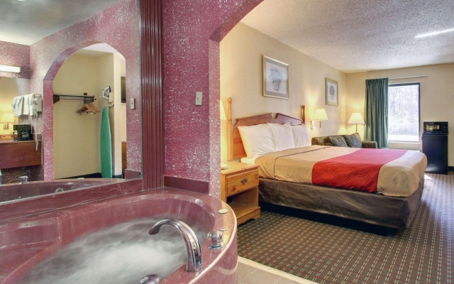 photo 5 of Econo Lodge Clinton - Jackson West
