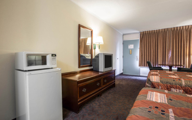 photo 3 of Econo Lodge and Conference Center