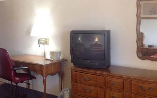 photo 3 of Econo Lodge Conference Center