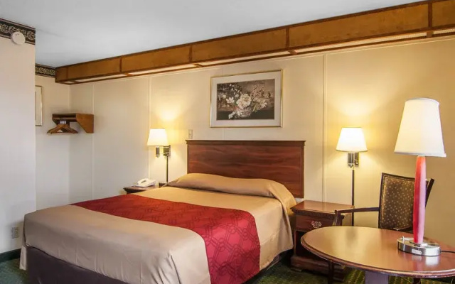 photo 4 of Rodeway Inn Convention Center