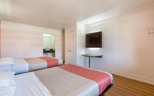 photo 4 of Motel 6 Dallas, TX - Market Center