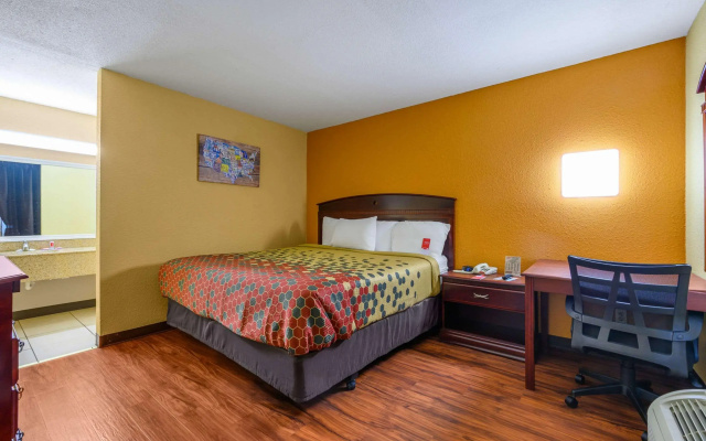 photo 3 of Econo Lodge Decatur South