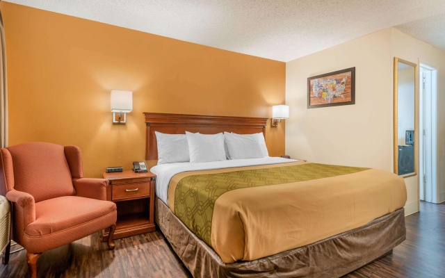 photo 4 of Econo Lodge Louisville Downtown