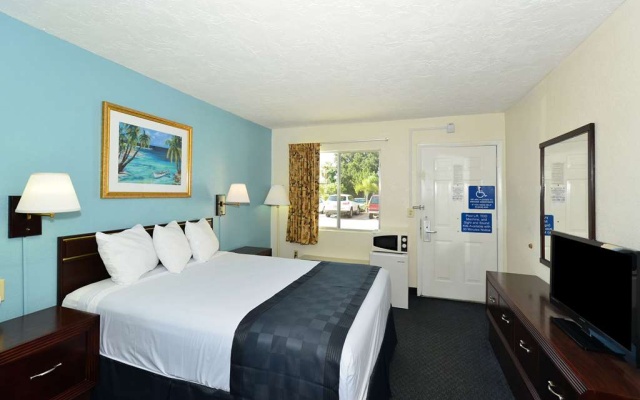 photo 2 of Econo Lodge East