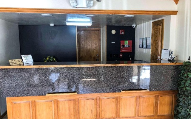 photo 3 of Econo Lodge Erie