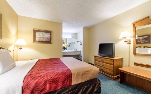photo 3 of Econo Lodge Hotel Fayetteville