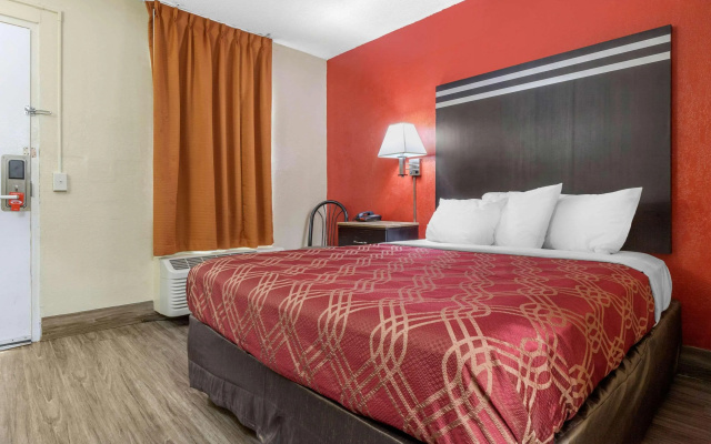 photo 3 of Econo Lodge Columbia Fort Jackson