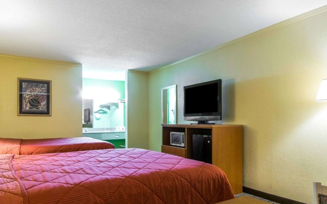 photo 3 of Econo Lodge Franklin South