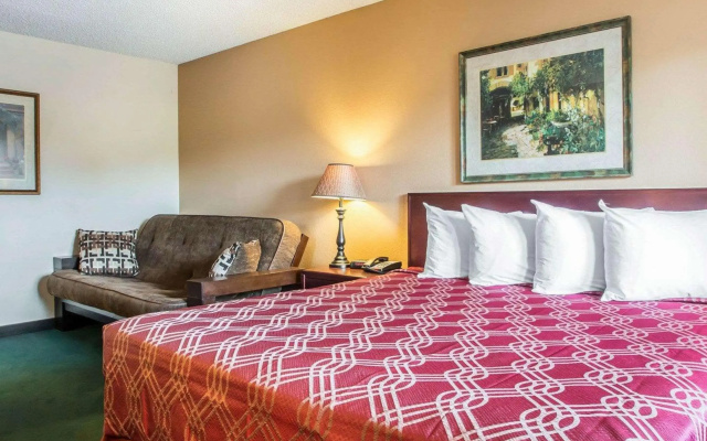 photo 4 of Econo Lodge Springfield I-44