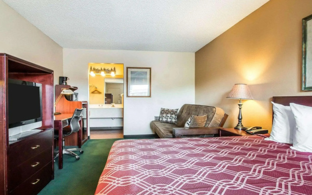 photo 5 of Econo Lodge Springfield I-44