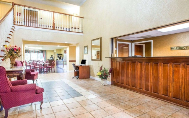 photo 2 of Quality Inn & Suites Canton, GA