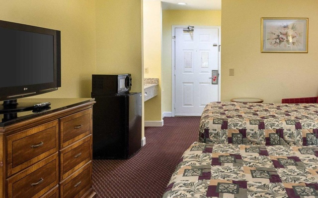 photo 4 of Econo Lodge Inn and Suites Carrollton Smithfield