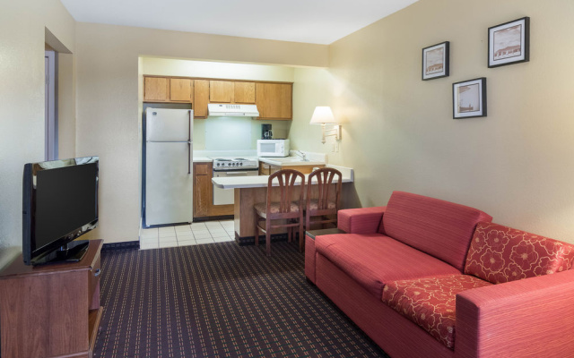photo 4 of Econo Lodge Inn Suites Six Flags