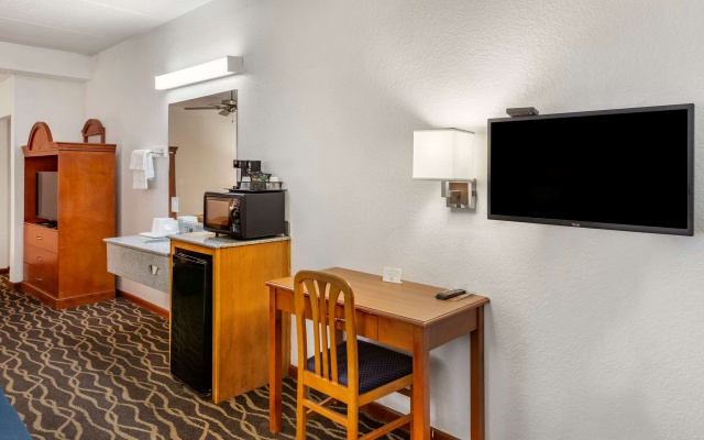 photo 2 of Econo Lodge Inn & Suites Albany North