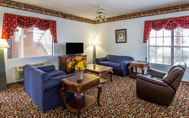 photo 3 of Econo Lodge Inn & Suites Albany North