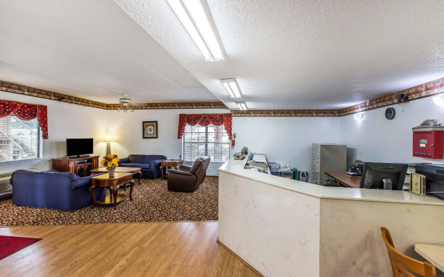photo 4 of Econo Lodge Inn & Suites Albany North